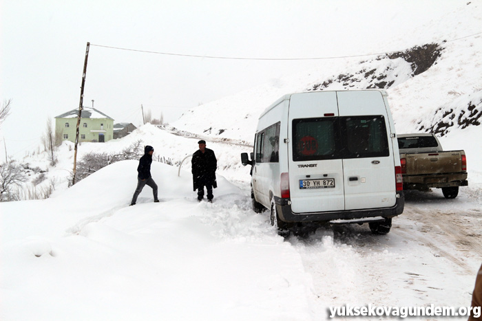 Yüksekova'da öğrenciler karda mahsur kaldı 5