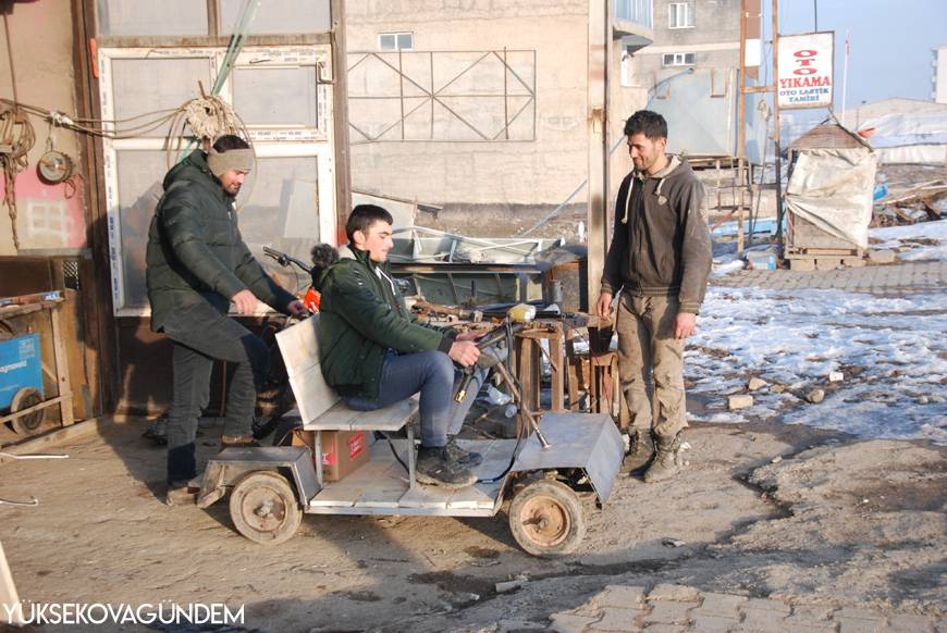 Yüksekovalı kardeşler hurda parçalarıyla elektrikli araba yaptılar 10