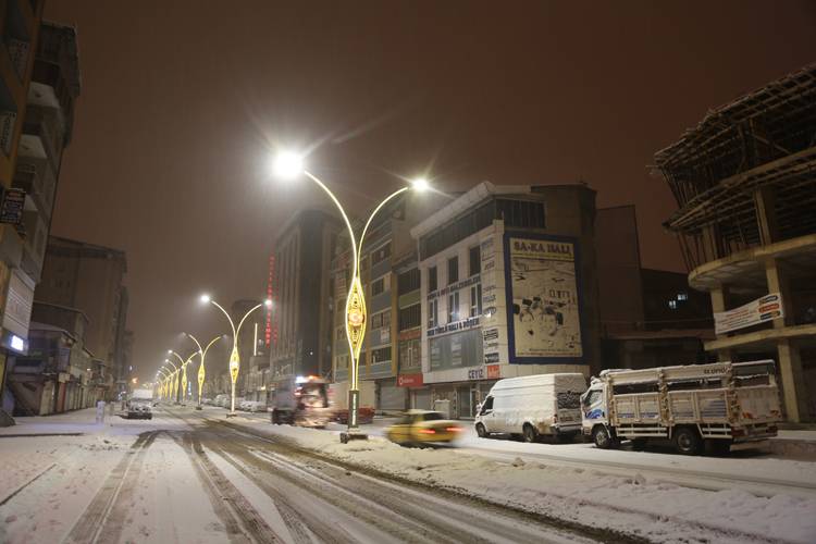 Yüksekova'da kar yağışı etkili oluyor 12