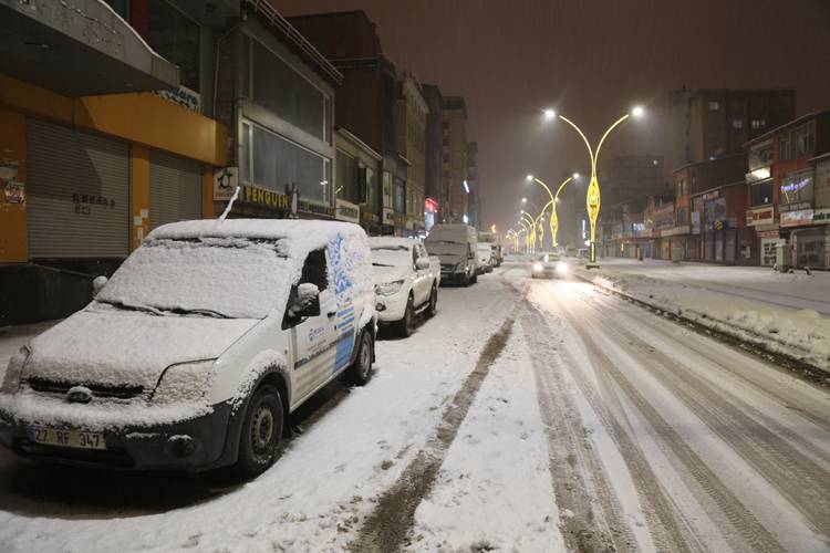 Yüksekova'da kar yağışı etkili oluyor 8