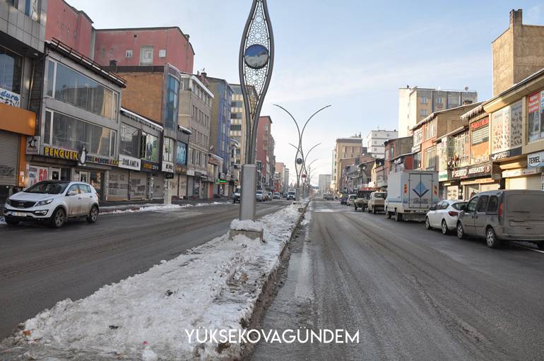 Yüksekova'da boş caddeler yerini belediye çalışmasına bıraktı 5