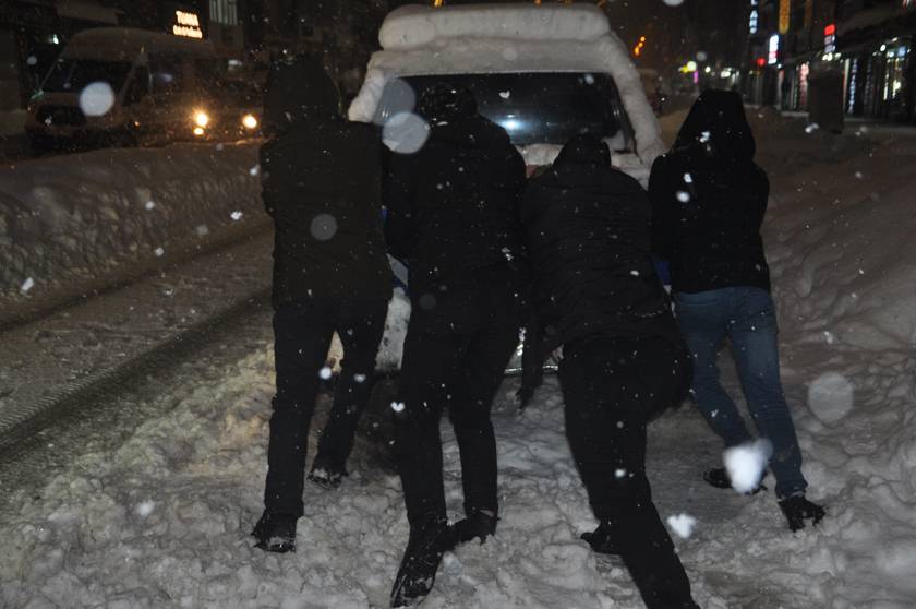 Yüksekova'da yoğun kar yağışı ulaşımda aksamalara neden oldu 14