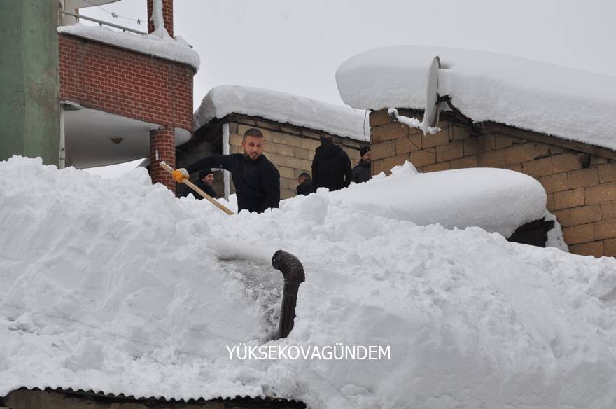 Yüksekova'da hayat durma noktasına geldi 11