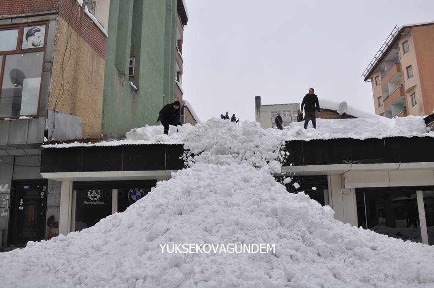 Yüksekova'da hayat durma noktasına geldi 13