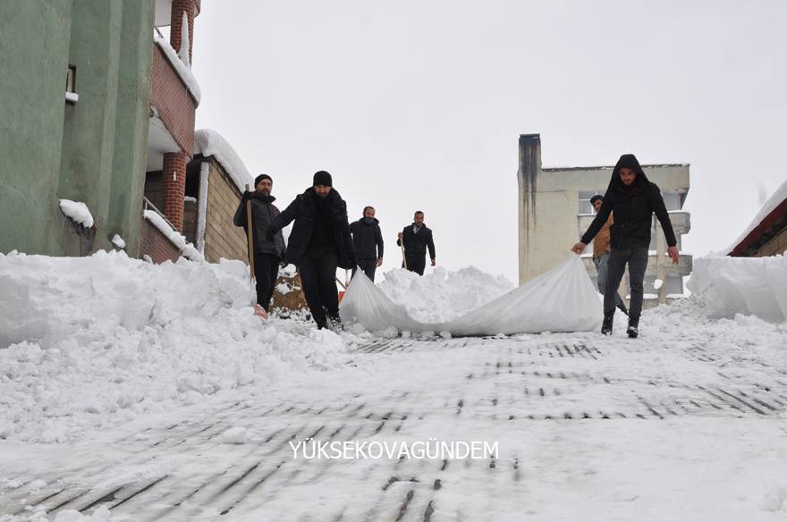 Yüksekova'da hayat durma noktasına geldi 15