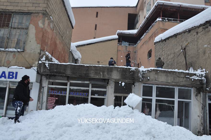 Yüksekova'da hayat durma noktasına geldi 9