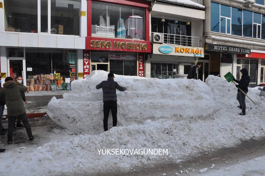 Yüksekova’da kardan gemi yoğun ilgi görüyor 12