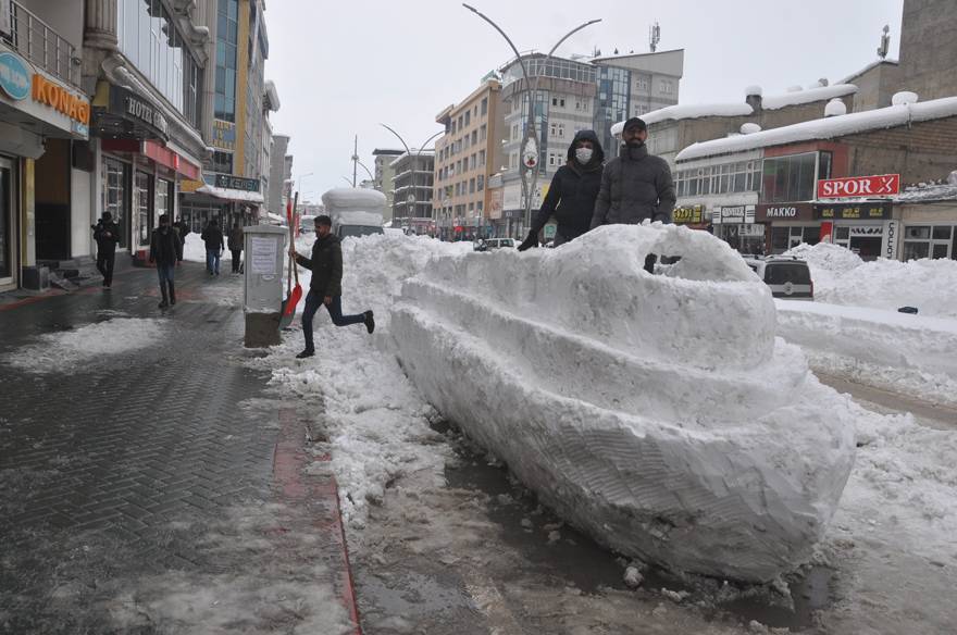 Yüksekova’da kardan gemi yoğun ilgi görüyor 4