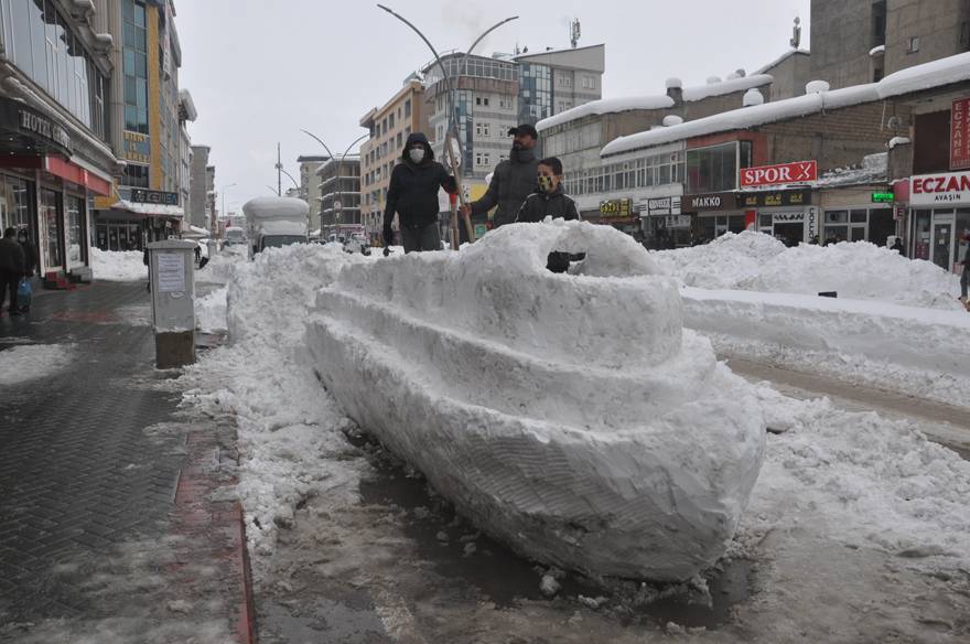 Yüksekova’da kardan gemi yoğun ilgi görüyor 9