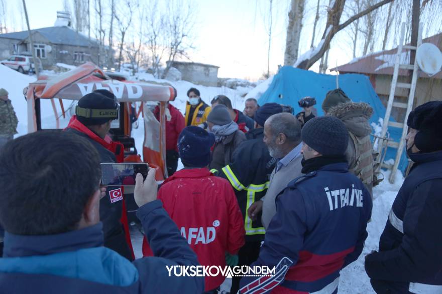 Yüksekova'da dağda mahsur kalan vatandaş 4 saat sonra kurtarıldı 15