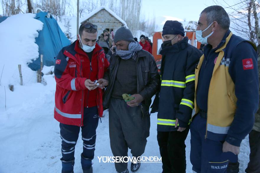 Yüksekova'da dağda mahsur kalan vatandaş 4 saat sonra kurtarıldı 16