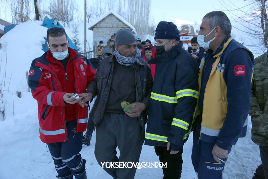 Yüksekova'da dağda mahsur kalan vatandaş 4 saat sonra kurtarıldı 17