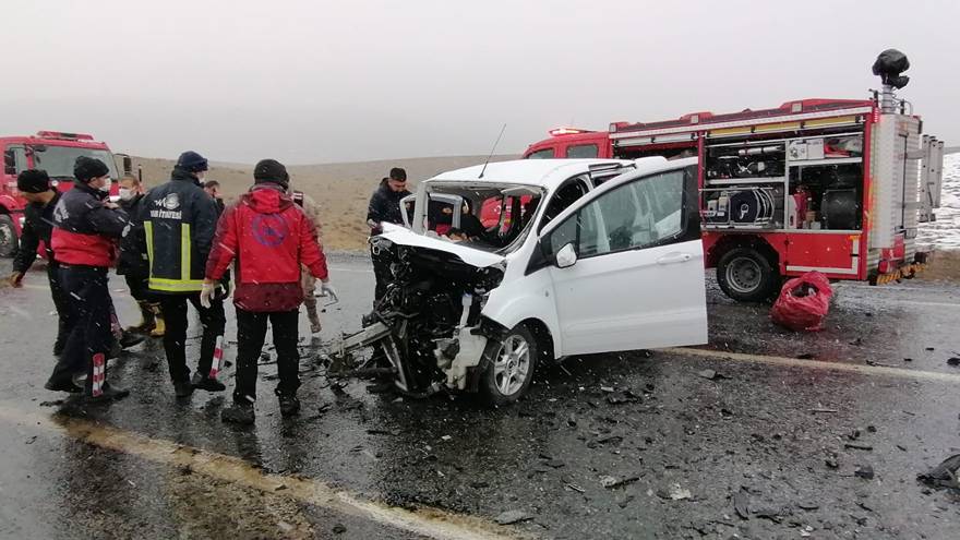 Van-Başkale karayolunda kaza: 3 ölü, 7 yaralı 10