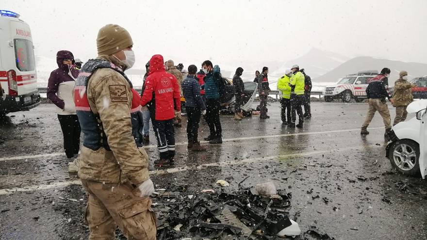 Van-Başkale karayolunda kaza: 3 ölü, 7 yaralı 4