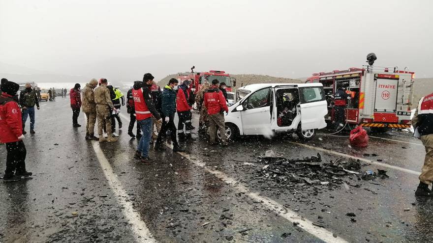 Van-Başkale karayolunda kaza: 3 ölü, 7 yaralı 8