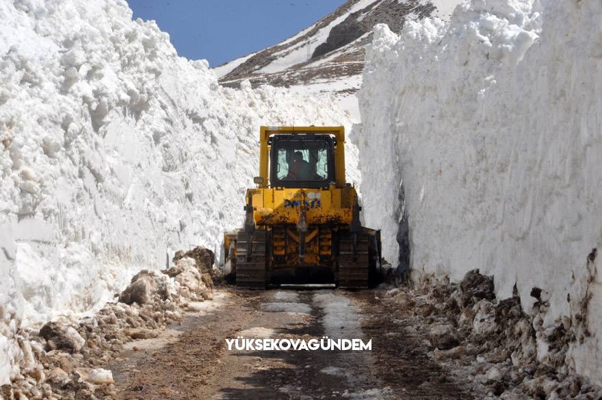 Yüksekova’da 8 metrelik kar tünelleri 13