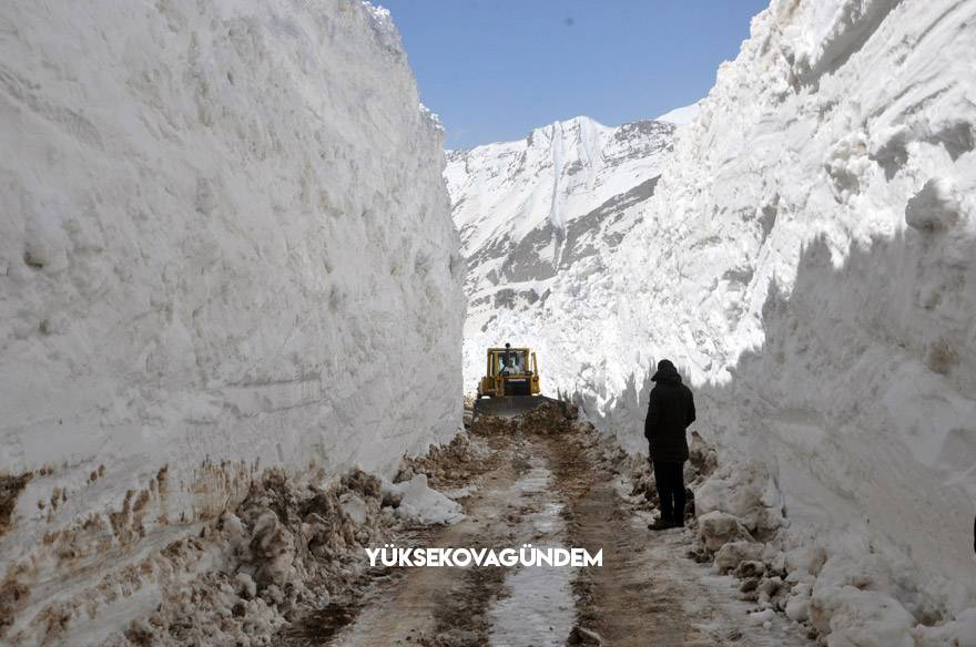 Yüksekova’da 8 metrelik kar tünelleri 14