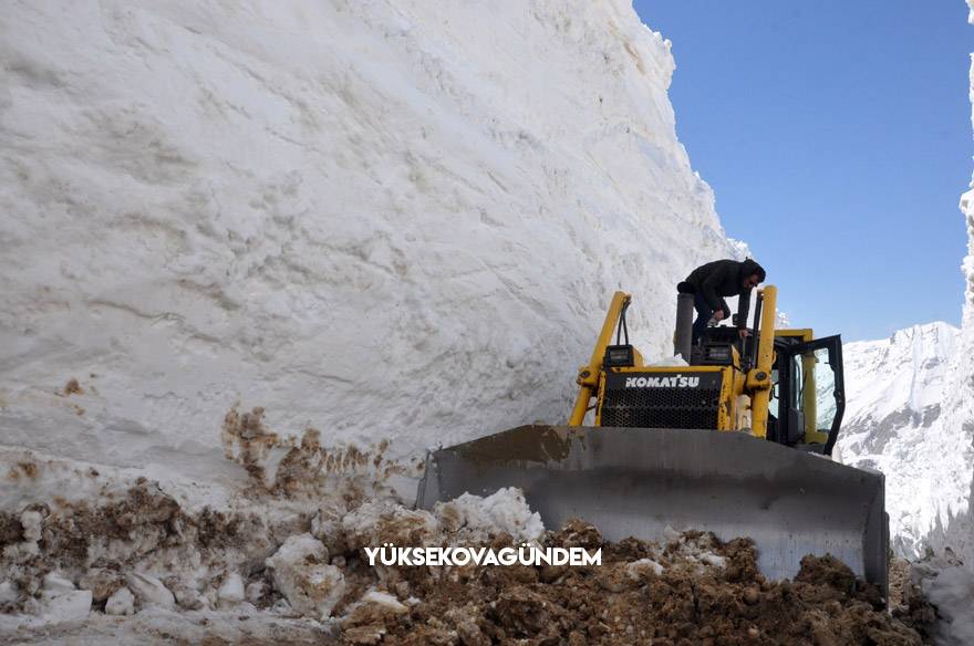 Yüksekova’da 8 metrelik kar tünelleri 16