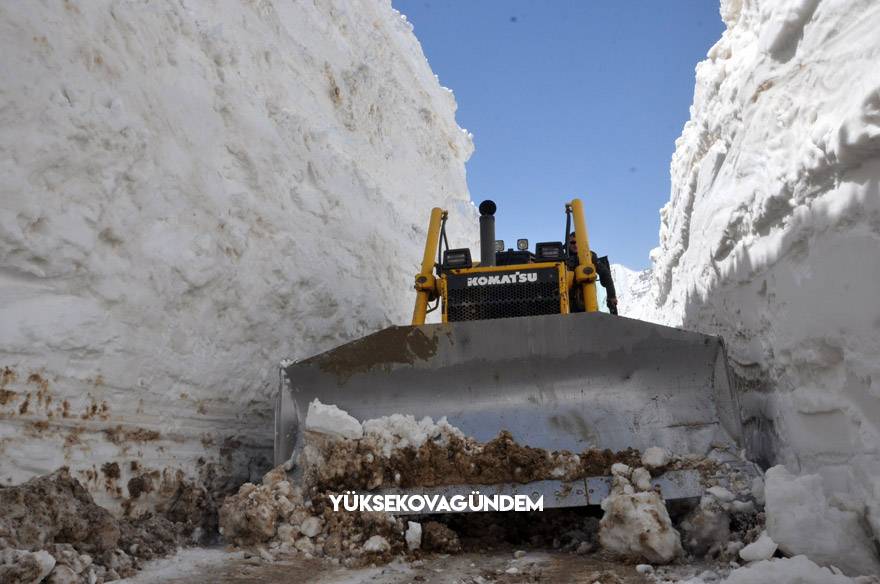 Yüksekova’da 8 metrelik kar tünelleri 17