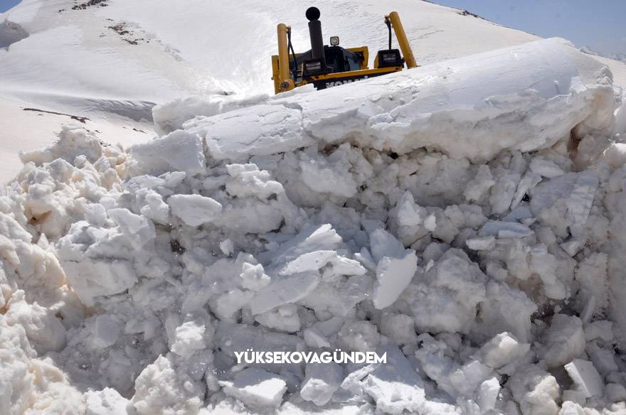 Yüksekova’da 8 metrelik kar tünelleri 24