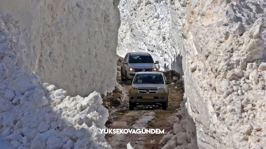 Yüksekova’da 8 metrelik kar tünelleri 28