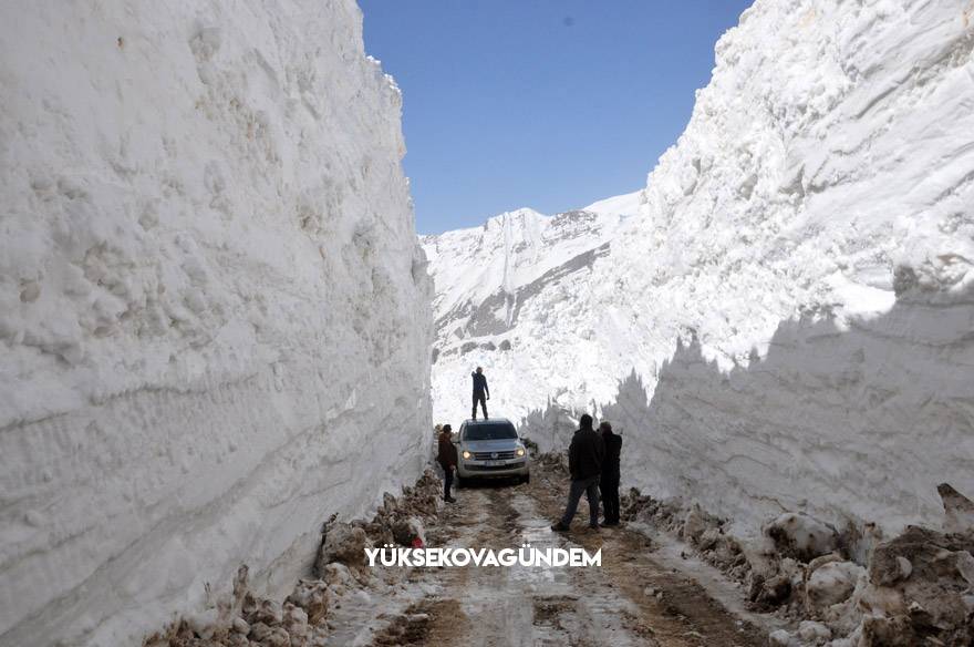 Yüksekova’da 8 metrelik kar tünelleri 6