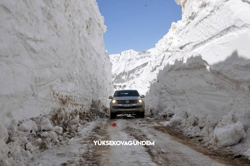 Yüksekova’da 8 metrelik kar tünelleri 8