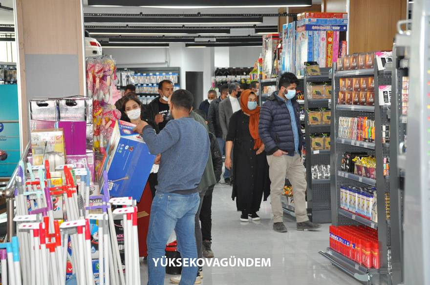 Yüksekova’da ‘Nişan Center AVM’ hizmete açıldı 10