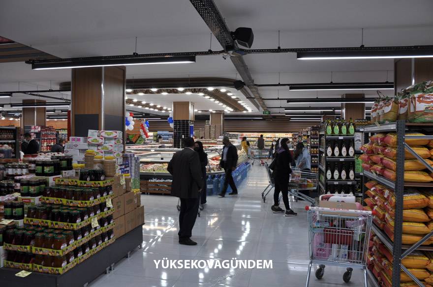 Yüksekova’da ‘Nişan Center AVM’ hizmete açıldı 3