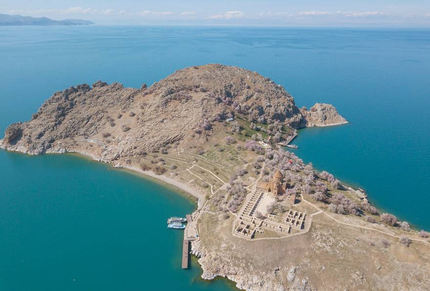 Badem çiçekleriyle süslenen Akdamar Adası’nda görsel şölen 10