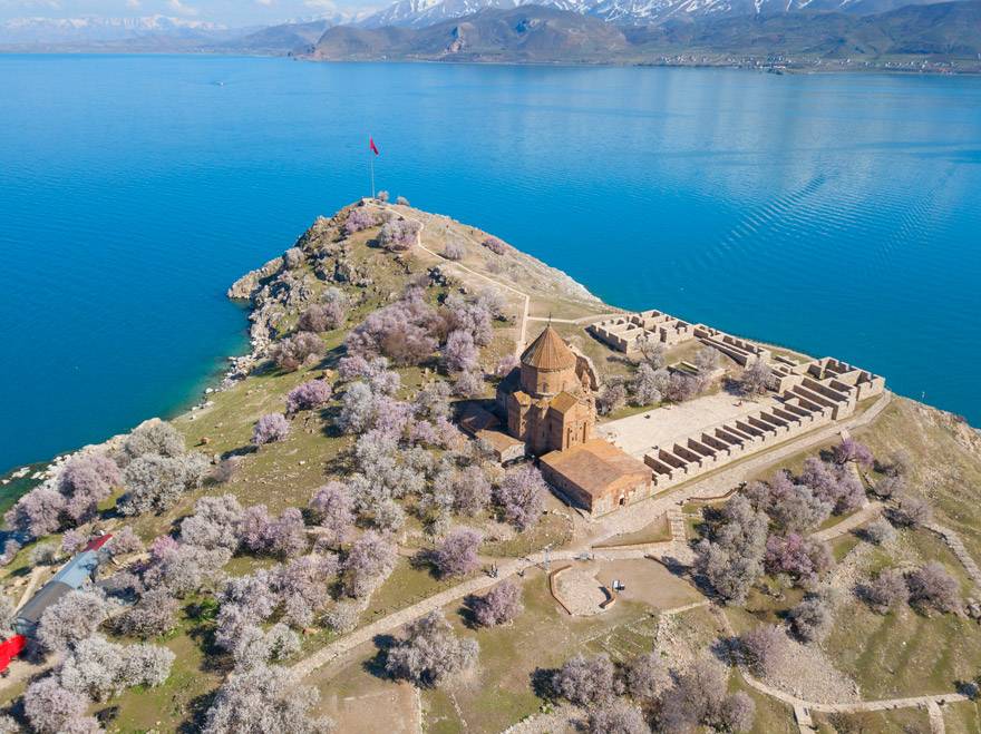 Badem çiçekleriyle süslenen Akdamar Adası’nda görsel şölen 13