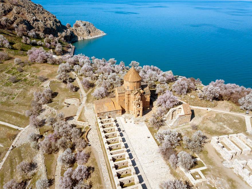 Badem çiçekleriyle süslenen Akdamar Adası’nda görsel şölen 14