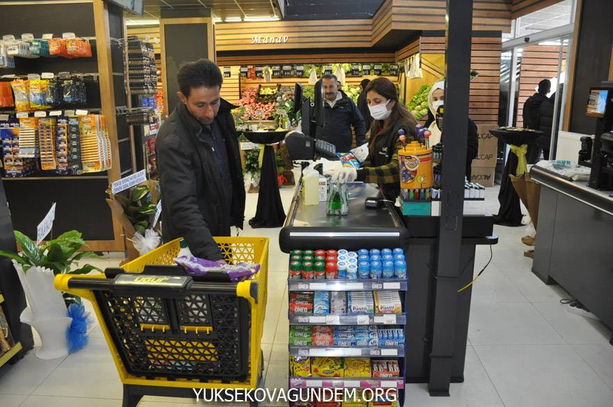 Uğur AVM Yüksekova’da üçüncü şubesini açtı 11