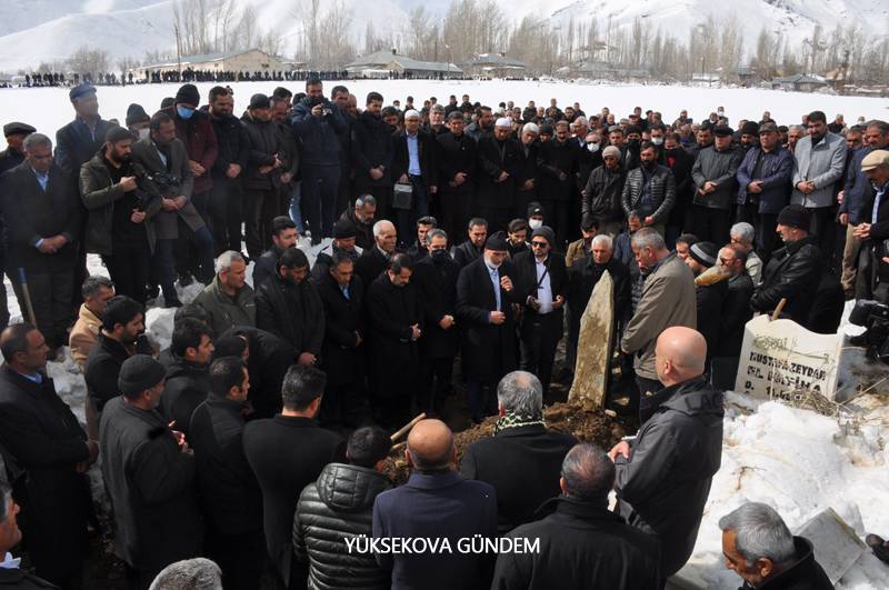 Pinyanişi Aşiret Lideri Osman Zeydan Toprağa verildi 11