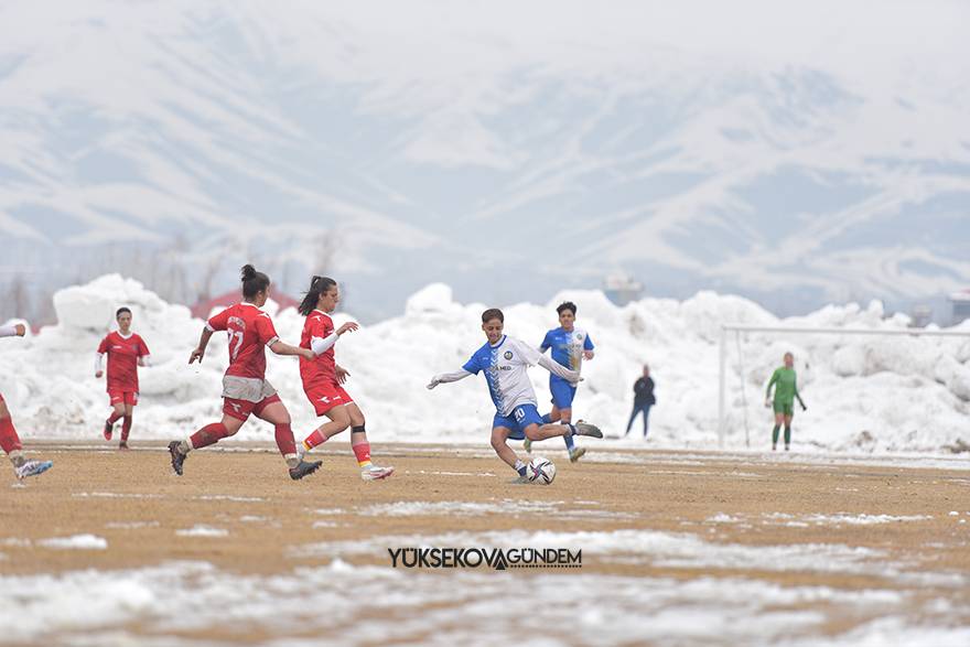 Yüksekova Belediyespor kadın futbol takımı şampiyon oldu 10