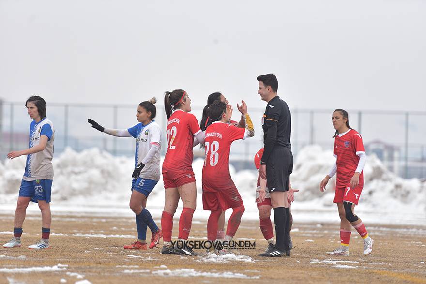 Yüksekova Belediyespor kadın futbol takımı şampiyon oldu 12