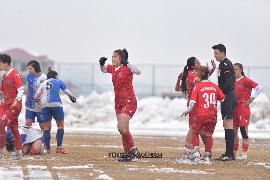 Yüksekova Belediyespor kadın futbol takımı şampiyon oldu 13