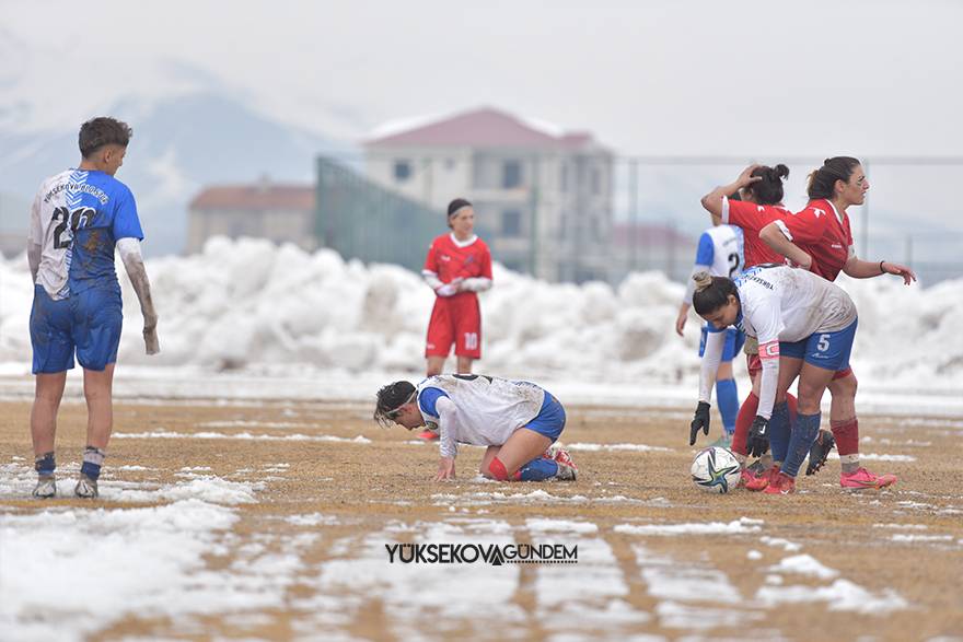 Yüksekova Belediyespor kadın futbol takımı şampiyon oldu 14