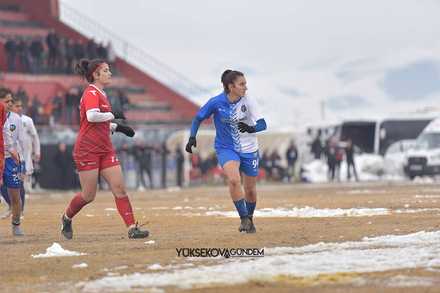 Yüksekova Belediyespor kadın futbol takımı şampiyon oldu 15