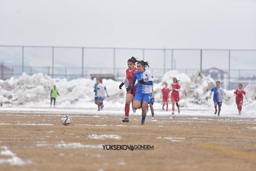 Yüksekova Belediyespor kadın futbol takımı şampiyon oldu 18