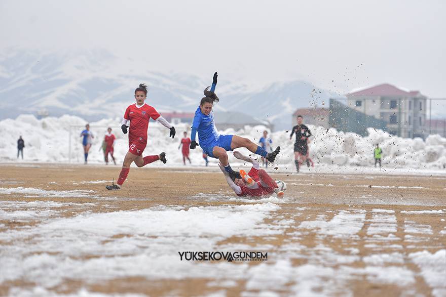 Yüksekova Belediyespor kadın futbol takımı şampiyon oldu 19