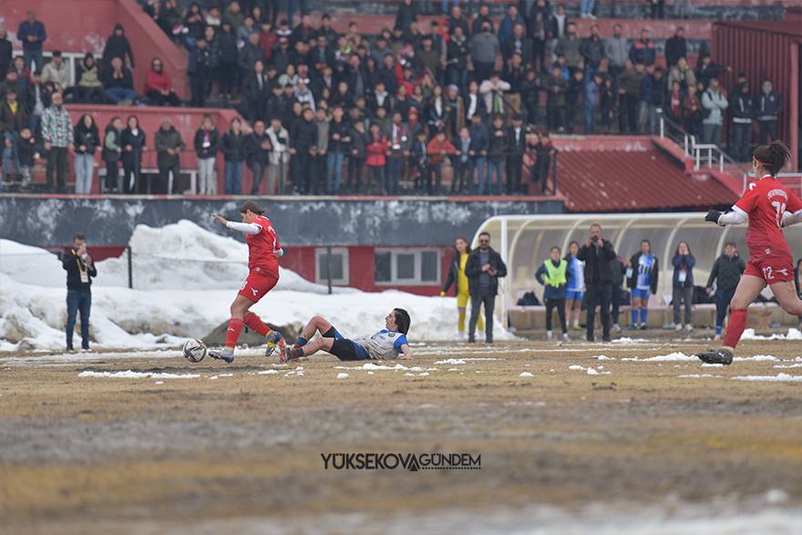 Yüksekova Belediyespor kadın futbol takımı şampiyon oldu 21