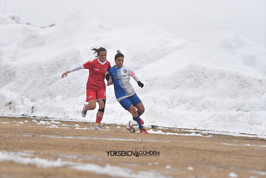 Yüksekova Belediyespor kadın futbol takımı şampiyon oldu 22