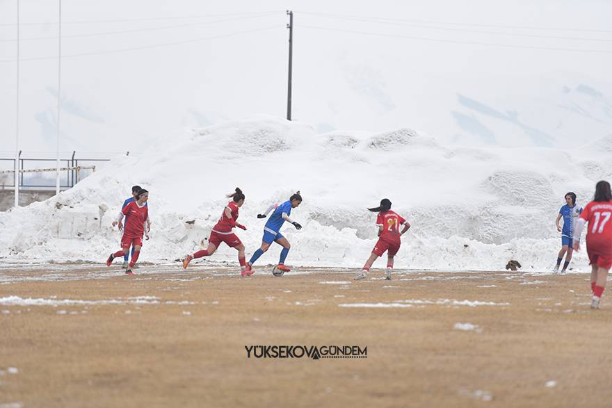 Yüksekova Belediyespor kadın futbol takımı şampiyon oldu 3