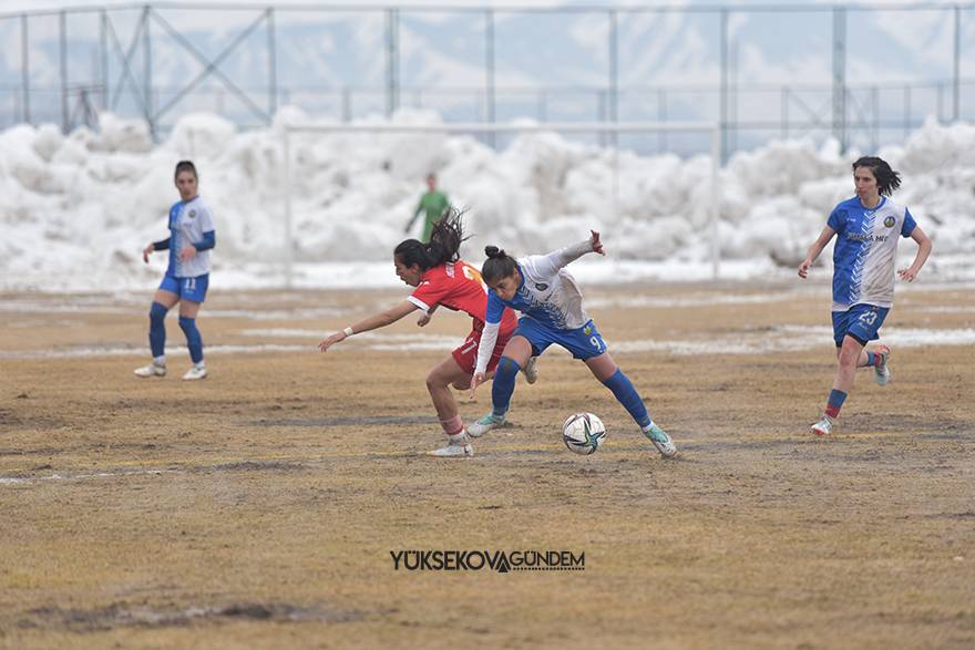 Yüksekova Belediyespor kadın futbol takımı şampiyon oldu 4