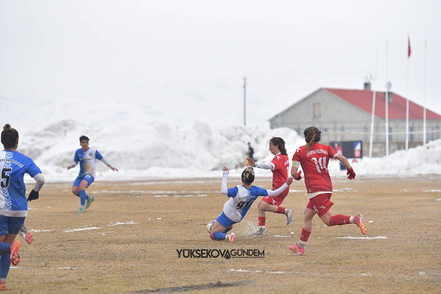 Yüksekova Belediyespor kadın futbol takımı şampiyon oldu 6