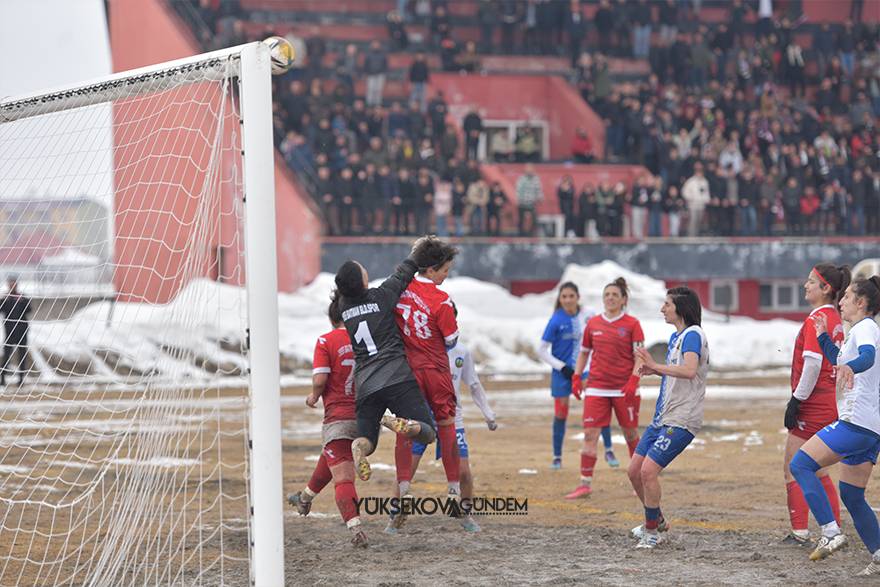 Yüksekova Belediyespor kadın futbol takımı şampiyon oldu 8