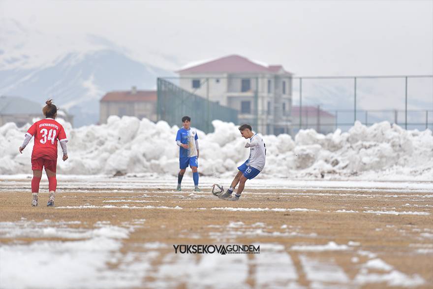 Yüksekova Belediyespor kadın futbol takımı şampiyon oldu 9