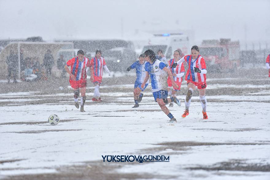 Yüksekova Belediyespor kar ve çamura rağmen kazandı 10