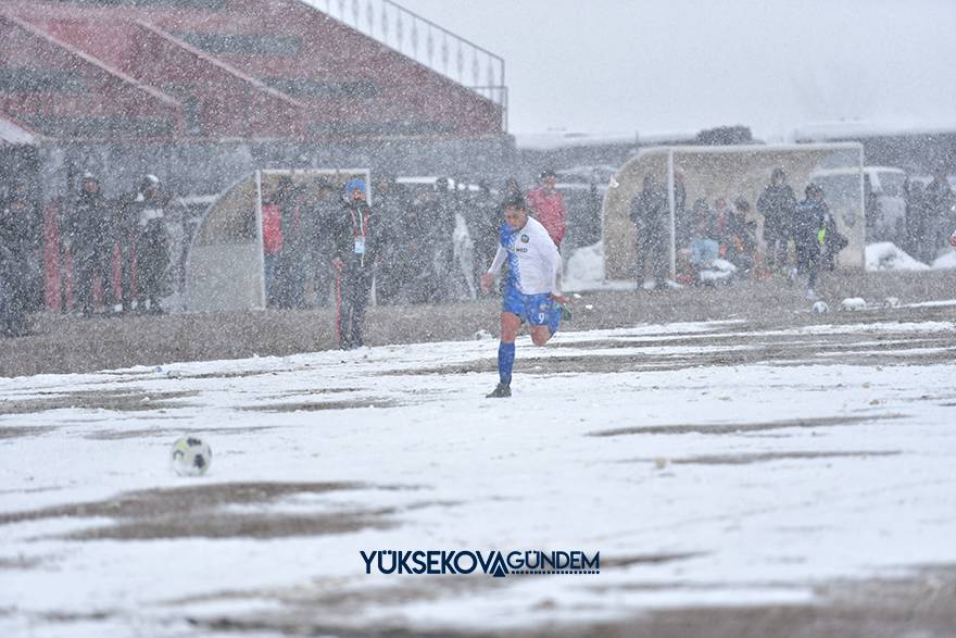 Yüksekova Belediyespor kar ve çamura rağmen kazandı 11